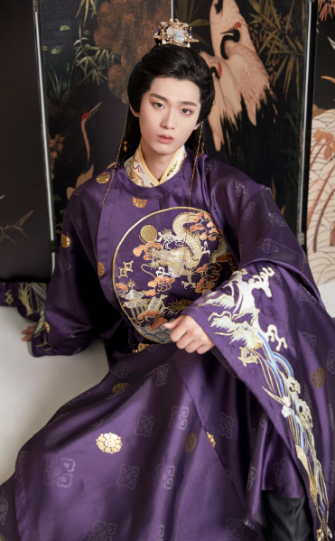 [Ling Ze 灵泽] Ming Dynasty | Round-neck Robe | Gold-thread Embroidery | Unisex